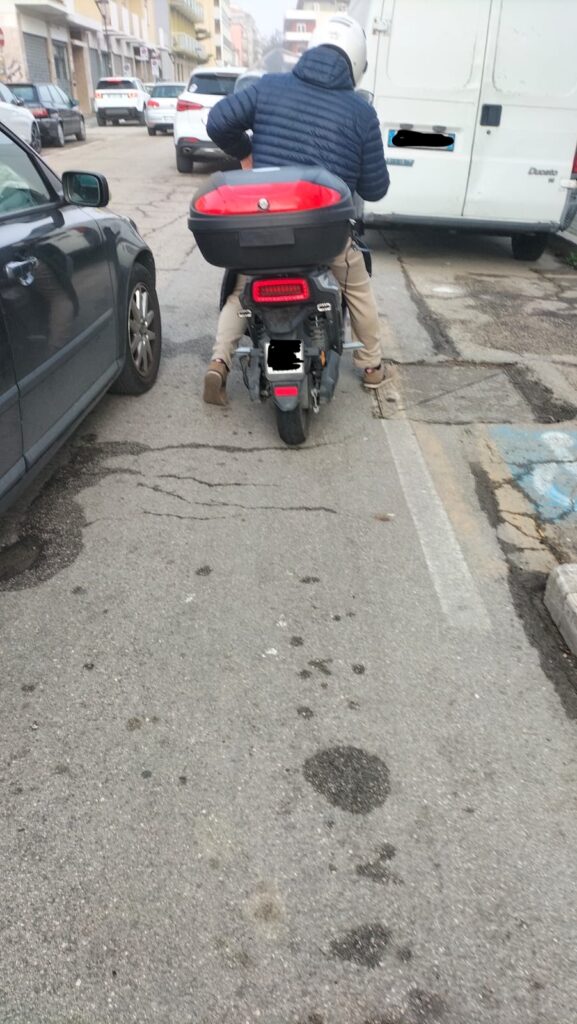 Motorino impedisce parcheggio disabili